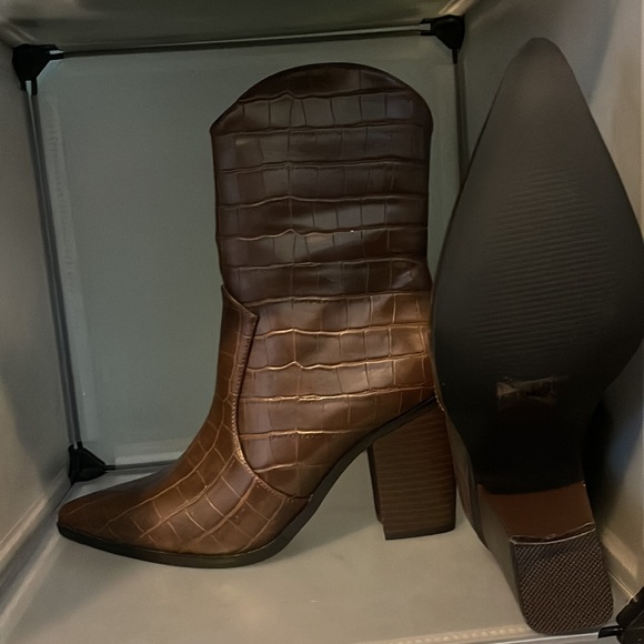 Brown cowboy boots - Picture 2 of 3